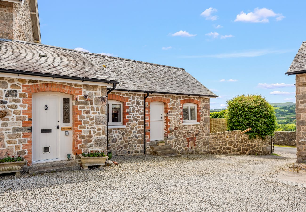 House in Chagford - Linscott Farmhouse - Boutique retreat with hot tub and natural pool