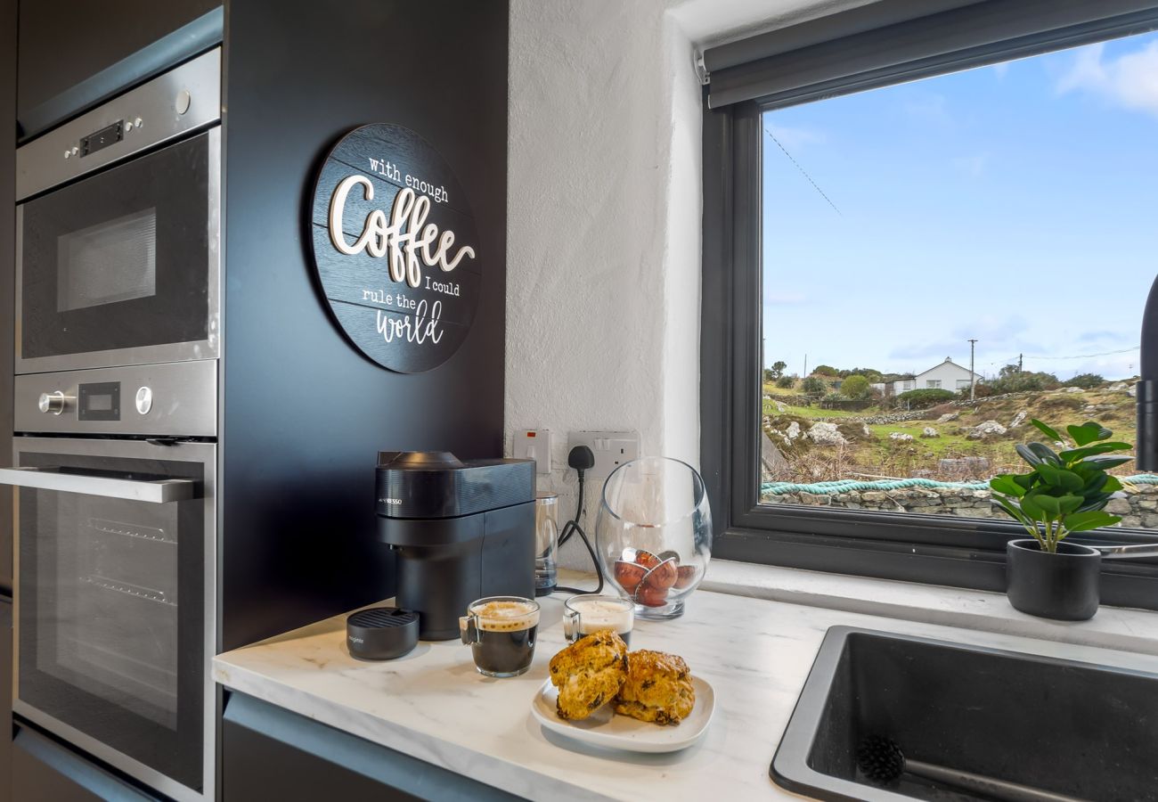 Cottage in Roundstone - GarraÍ Locha - Luxurious Cottage