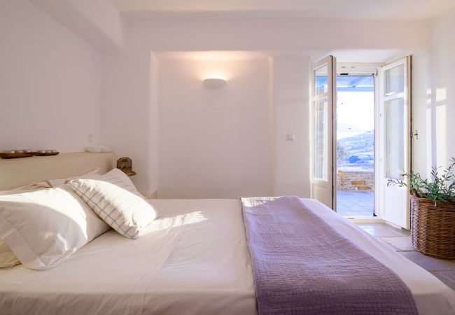 Villa in Tzanes - Soho Villa with private pool in Paros Villa in Tzanes - Soho Villa with private pool in Paros