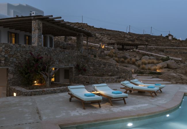 Villa in Mykonos - Seafront 9BDR Serenity in Mykonos Villa in Mykonos - Seafront 9BDR Serenity in Mykonos