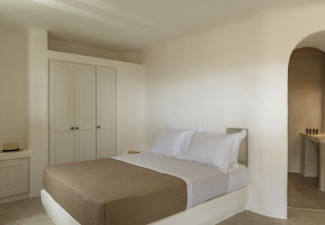 Villa in Mykonos - Seafront 9BDR Serenity in Mykonos Villa in Mykonos - Seafront 9BDR Serenity in Mykonos