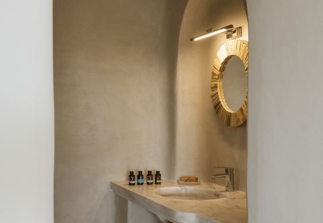 Villa in Mykonos - Seafront 9BDR Serenity in Mykonos Villa in Mykonos - Seafront 9BDR Serenity in Mykonos