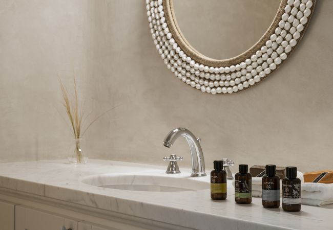 Villa in Mykonos - Seafront 9BDR Serenity in Mykonos Villa in Mykonos - Seafront 9BDR Serenity in Mykonos