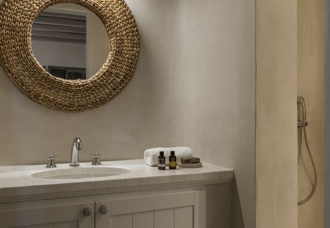 Villa in Mykonos - Seafront 9BDR Serenity in Mykonos Villa in Mykonos - Seafront 9BDR Serenity in Mykonos