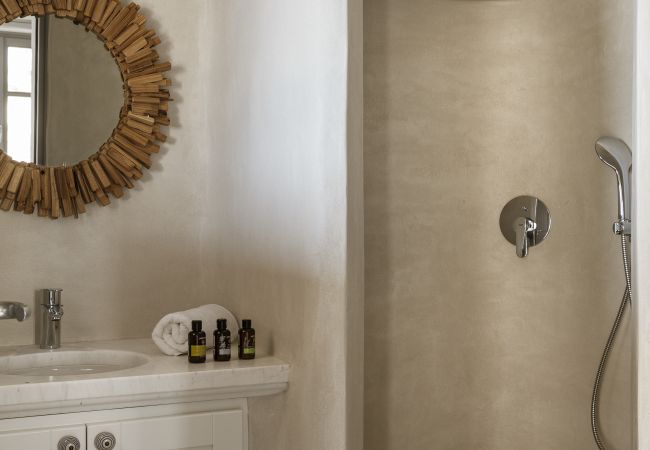 Villa in Mykonos - Seafront 9BDR Serenity in Mykonos Villa in Mykonos - Seafront 9BDR Serenity in Mykonos