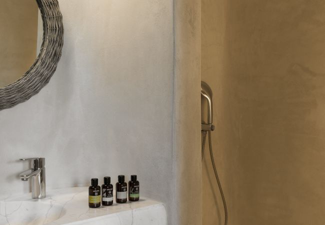 Villa in Mykonos - Seafront 9BDR Serenity in Mykonos Villa in Mykonos - Seafront 9BDR Serenity in Mykonos