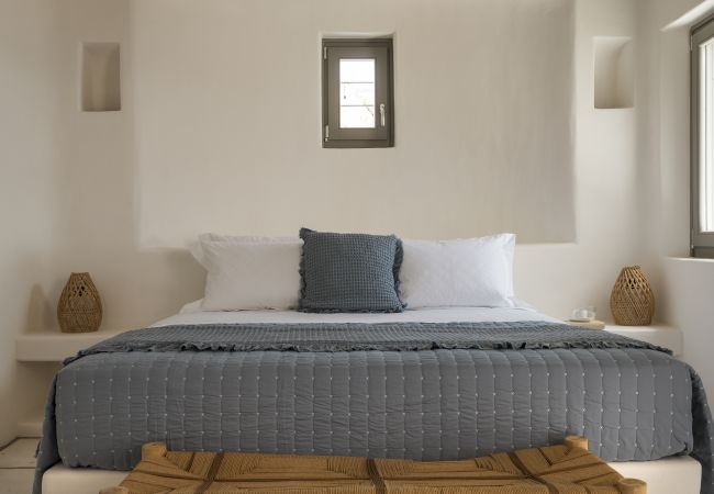 Villa in Mykonos - Seafront 9BDR Serenity in Mykonos Villa in Mykonos - Seafront 9BDR Serenity in Mykonos