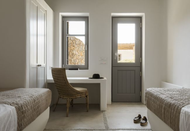 Villa in Mykonos - Seafront 9BDR Serenity in Mykonos Villa in Mykonos - Seafront 9BDR Serenity in Mykonos