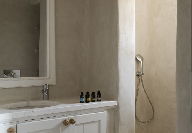 Villa in Mykonos - Seafront 9BDR Serenity in Mykonos Villa in Mykonos - Seafront 9BDR Serenity in Mykonos