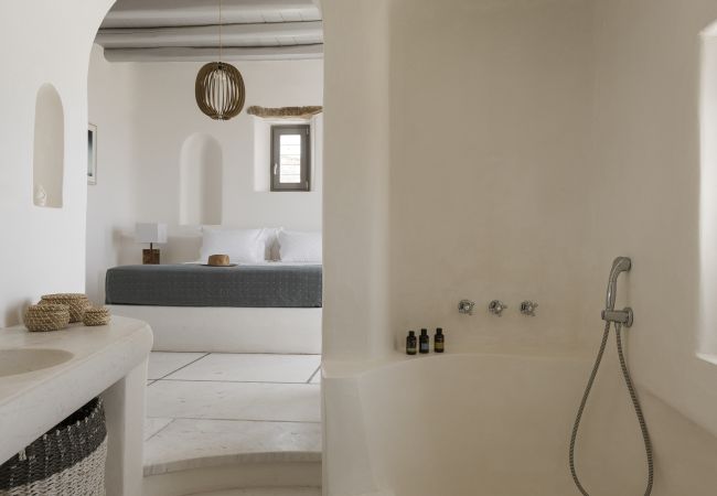 Villa in Mykonos - Seafront 9BDR Serenity in Mykonos Villa in Mykonos - Seafront 9BDR Serenity in Mykonos