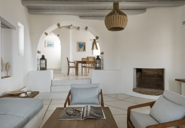 Villa in Mykonos - Seafront 9BDR Serenity in Mykonos Villa in Mykonos - Seafront 9BDR Serenity in Mykonos