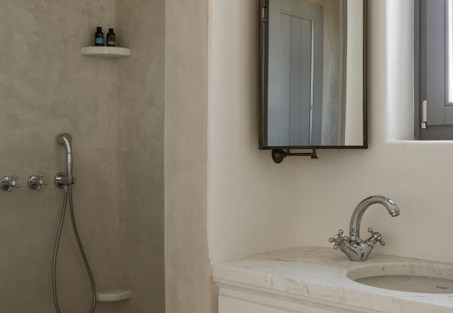 Villa in Mykonos - Seafront 9BDR Serenity in Mykonos Villa in Mykonos - Seafront 9BDR Serenity in Mykonos