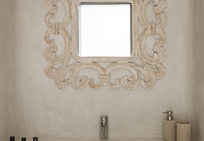 Villa in Mykonos - Seafront 9BDR Serenity in Mykonos Villa in Mykonos - Seafront 9BDR Serenity in Mykonos