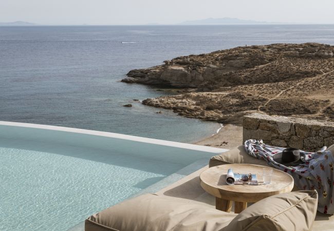 Villa in Mykonos - Seafront 9BDR Serenity in Mykonos Villa in Mykonos - Seafront 9BDR Serenity in Mykonos