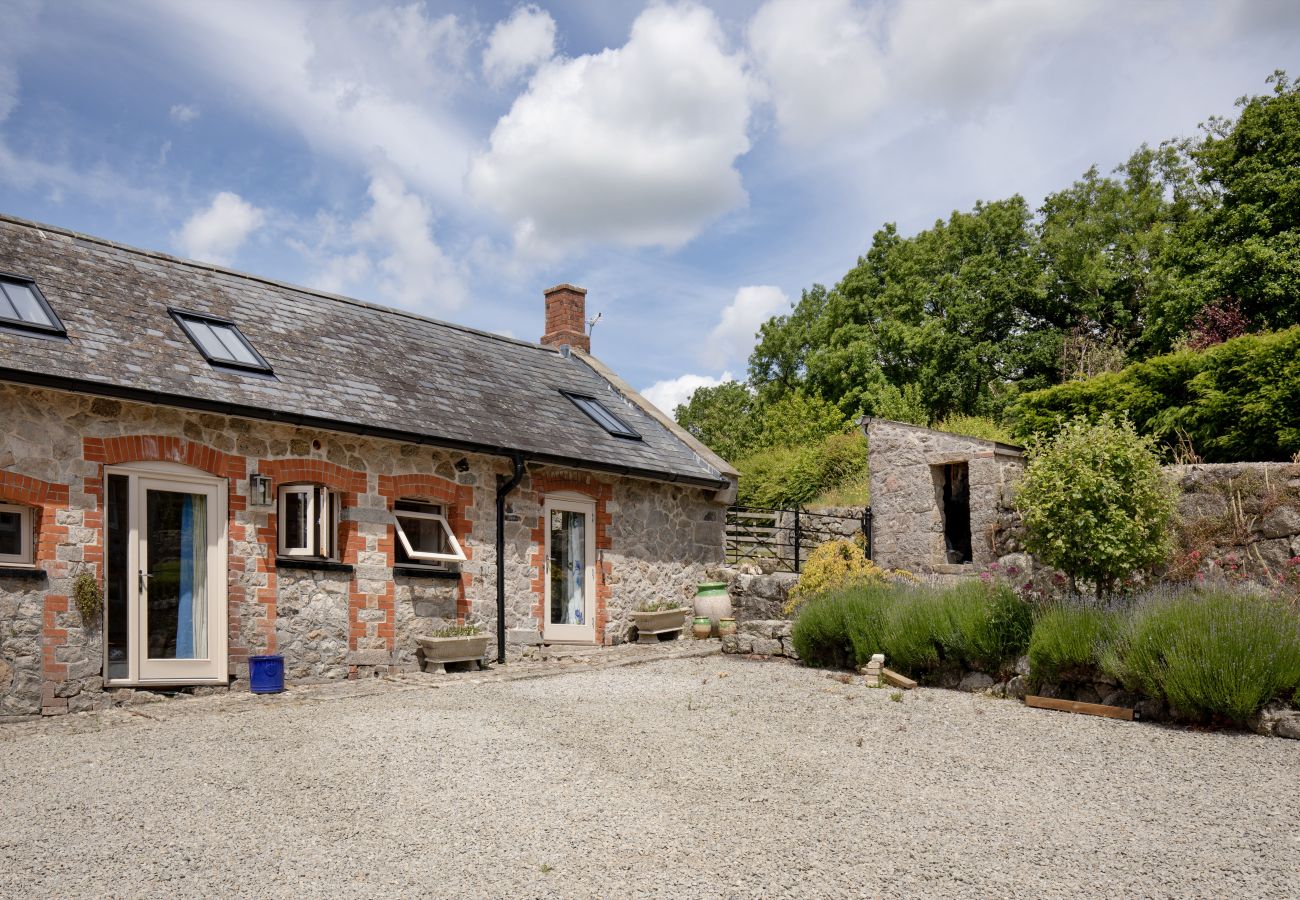 Cottage in Moretonhampstead - Philips Barn - Barn Conversion on edge of Dartmoor with hot tub