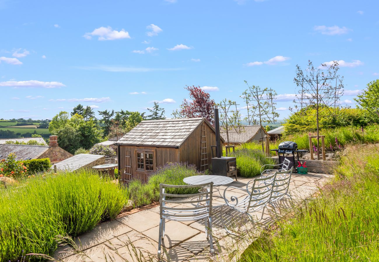 Cottage in Moretonhampstead - Philips Barn - Barn Conversion on edge of Dartmoor with hot tub