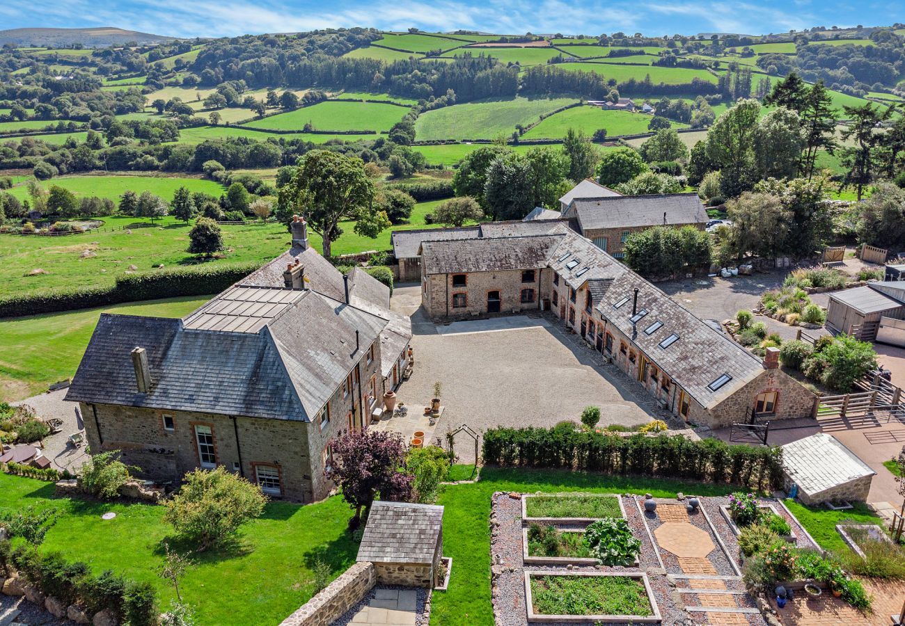 Cottage in Moretonhampstead - Philips Barn - Barn Conversion on edge of Dartmoor with hot tub