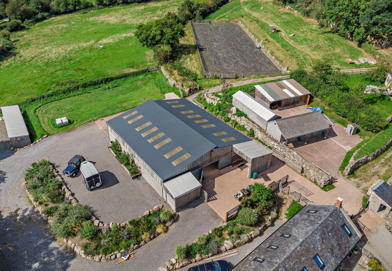 Cottage in Moretonhampstead - Philips Barn - Barn Conversion on edge of Dartmoor with hot tub