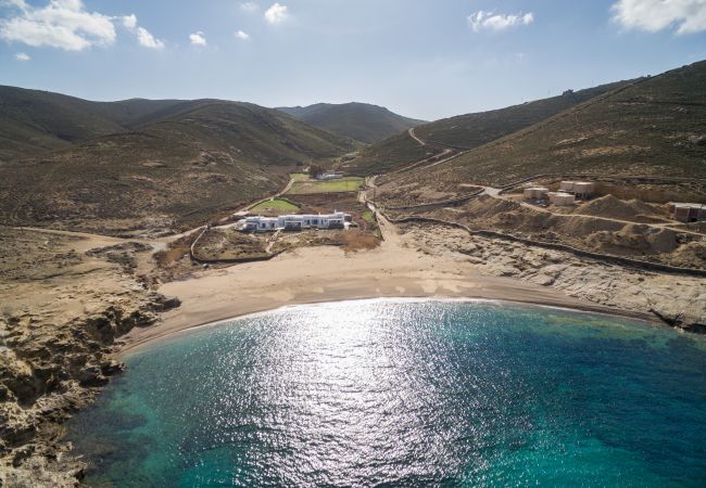 Villa in Mykonos - Seaside 5BDR Bliss in Mykonos Villa in Mykonos - Seaside 5BDR Bliss in Mykonos