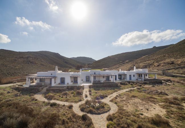 Villa in Mykonos - Seaside 5BDR Bliss in Mykonos Villa in Mykonos - Seaside 5BDR Bliss in Mykonos