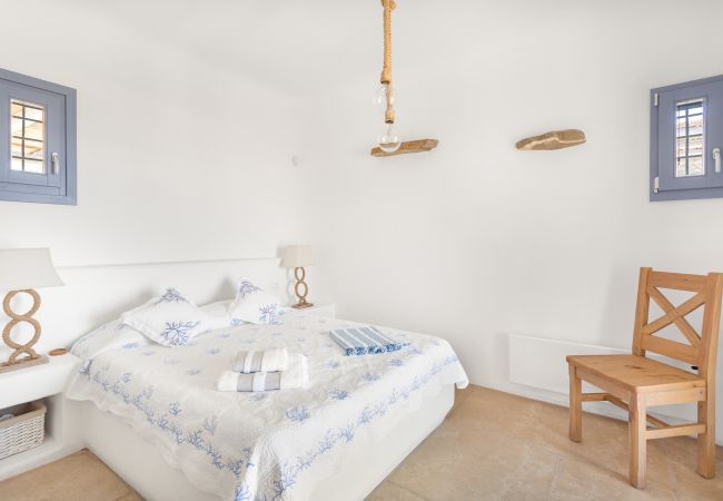 Villa in Mykonos - Seaside 5BDR Bliss in Mykonos Villa in Mykonos - Seaside 5BDR Bliss in Mykonos