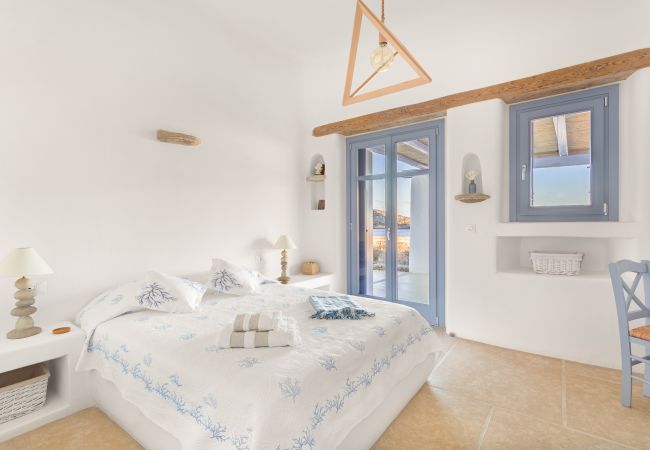 Villa in Mykonos - Seaside 5BDR Bliss in Mykonos Villa in Mykonos - Seaside 5BDR Bliss in Mykonos