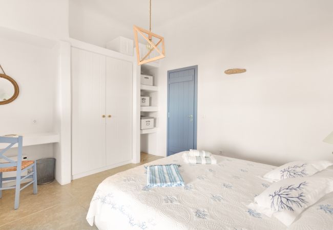 Villa in Mykonos - Seaside 5BDR Bliss in Mykonos Villa in Mykonos - Seaside 5BDR Bliss in Mykonos