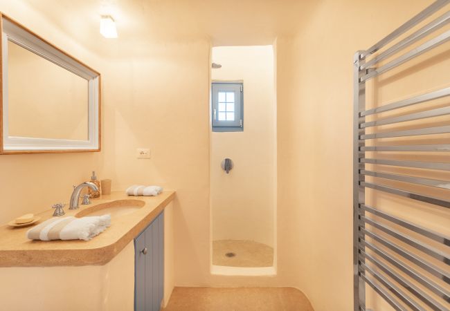 Villa in Mykonos - Seaside 5BDR Bliss in Mykonos Villa in Mykonos - Seaside 5BDR Bliss in Mykonos