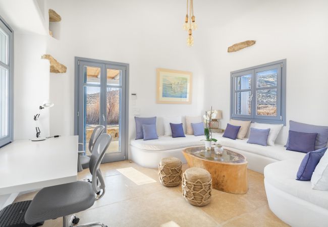 Villa in Mykonos - Seaside 5BDR Bliss in Mykonos Villa in Mykonos - Seaside 5BDR Bliss in Mykonos