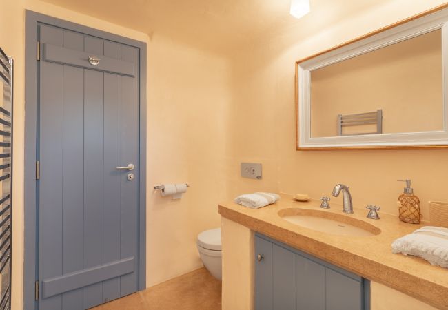 Villa in Mykonos - Seaside 5BDR Bliss in Mykonos Villa in Mykonos - Seaside 5BDR Bliss in Mykonos