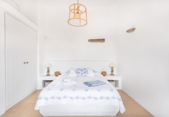 Villa in Mykonos - Seaside 5BDR Bliss in Mykonos Villa in Mykonos - Seaside 5BDR Bliss in Mykonos