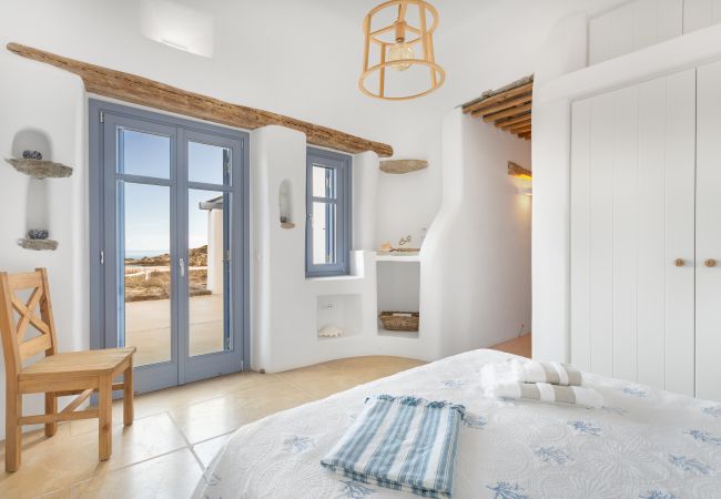 Villa in Mykonos - Seaside 5BDR Bliss in Mykonos Villa in Mykonos - Seaside 5BDR Bliss in Mykonos