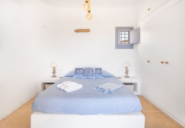 Villa in Mykonos - Seaside 5BDR Bliss in Mykonos Villa in Mykonos - Seaside 5BDR Bliss in Mykonos