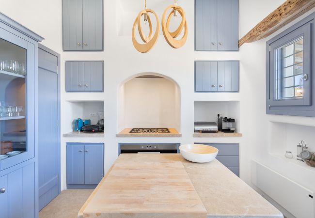 Villa in Mykonos - Seaside 5BDR Bliss in Mykonos Villa in Mykonos - Seaside 5BDR Bliss in Mykonos