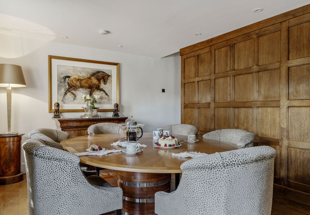 Bright sitting room with armchairs and painting