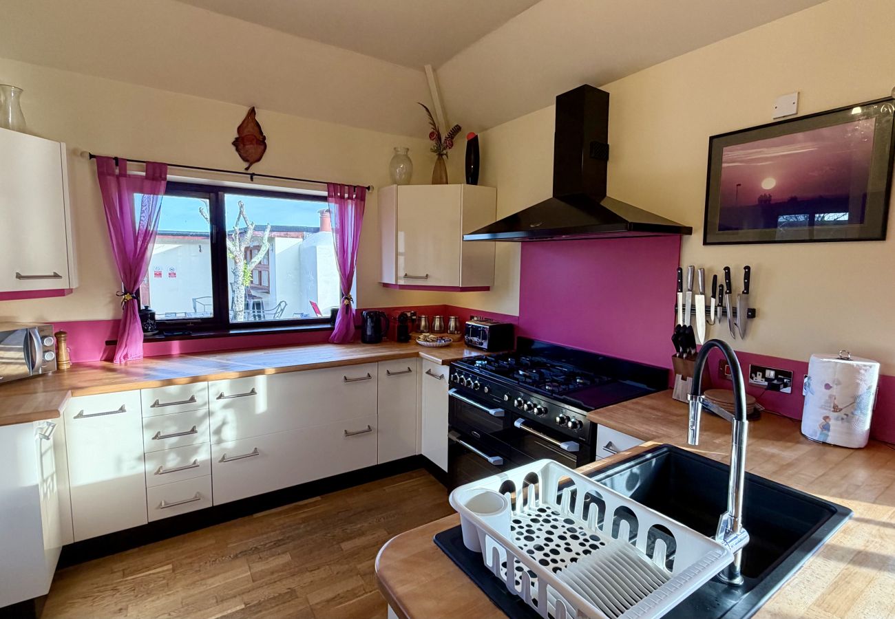 Fully equipped modern kitchen with range cooker and breakfast bar at Pheasants Haunt in Paignton