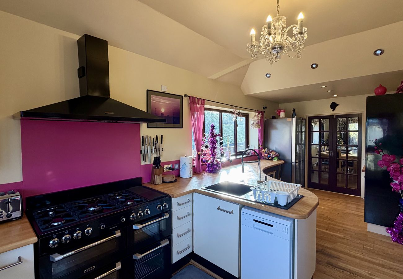Stylish kitchen with range cooker and worktops at Pheasants Haunt holiday let in South Devon