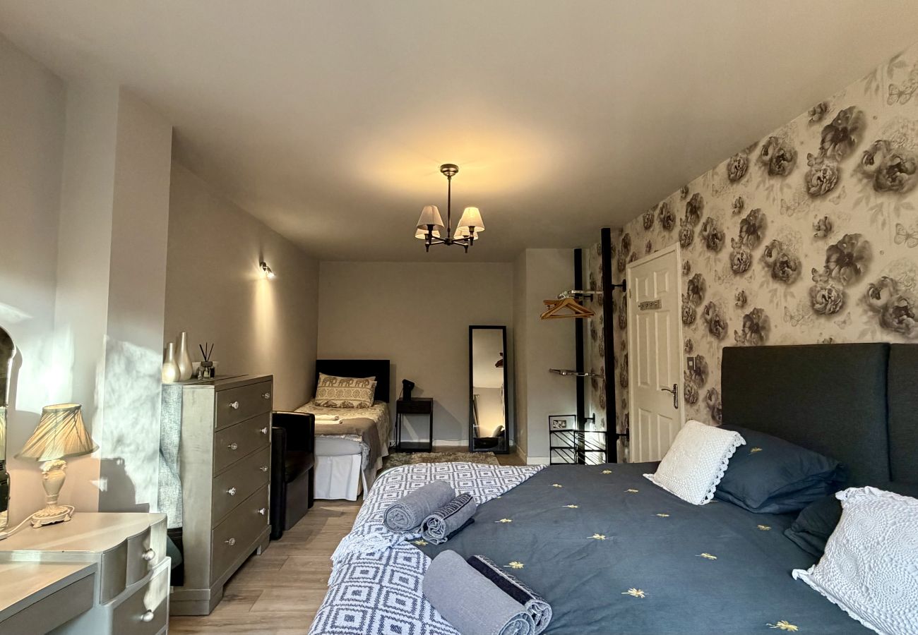 Family-friendly bedroom with comfortable sleeping arrangements at Pheasants Haunt holiday let in Devon