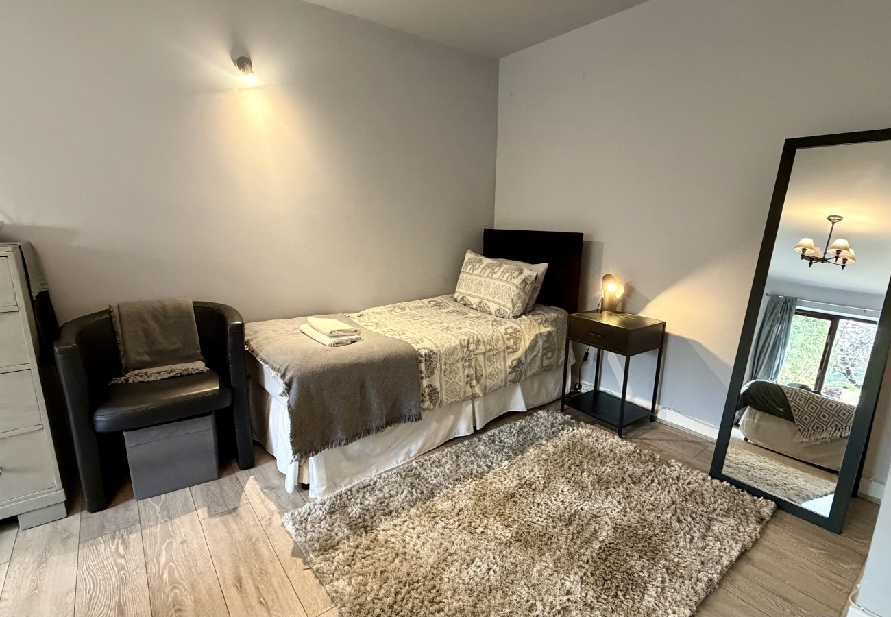 Family-friendly bedroom with comfortable sleeping arrangements at Pheasants Haunt holiday let in Devon