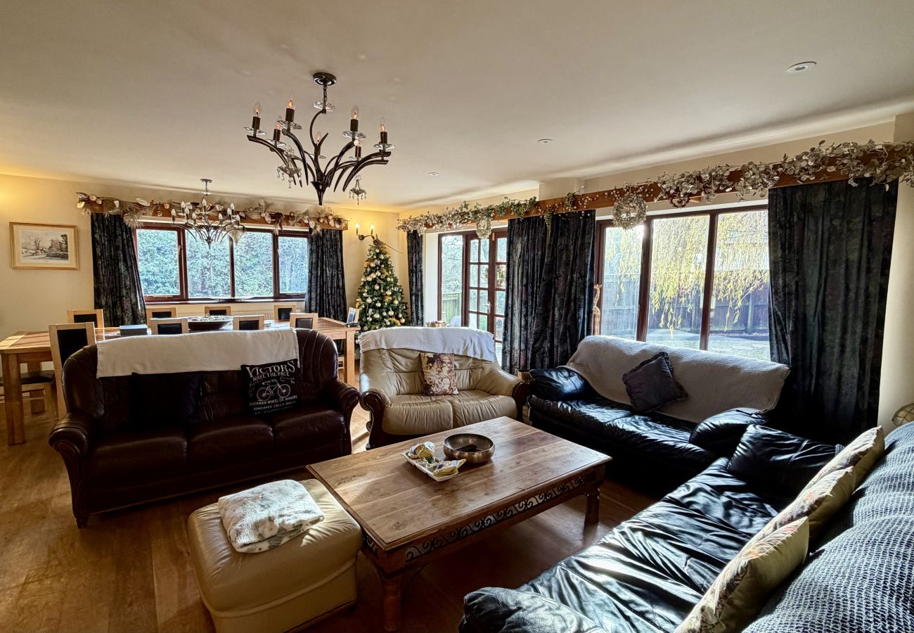 Open-plan lounge with sofas and garden views at Pheasants Haunt coastal holiday home in Devon
