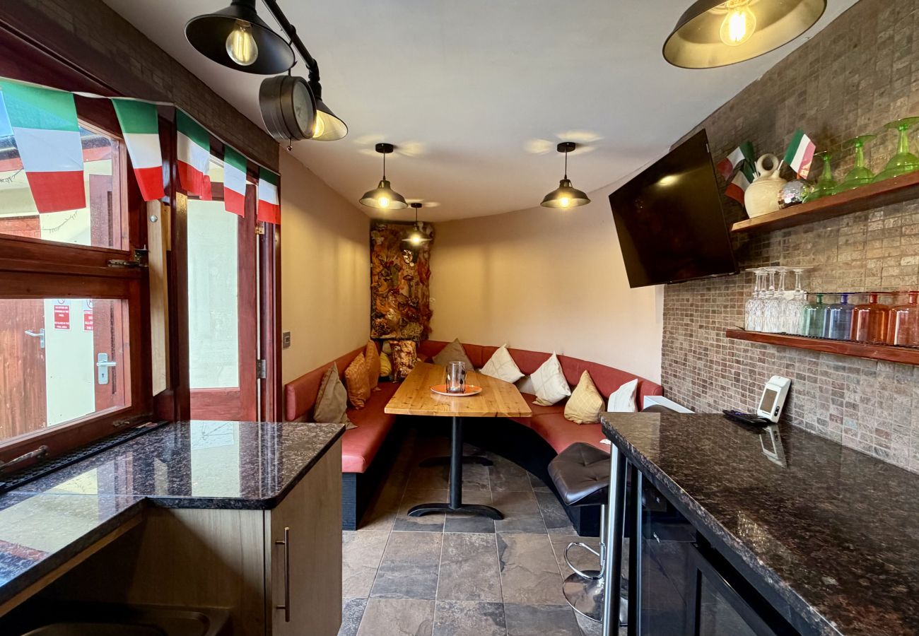 Pool house with outdoor bar and seating at Pheasants Haunt holiday home in Devon