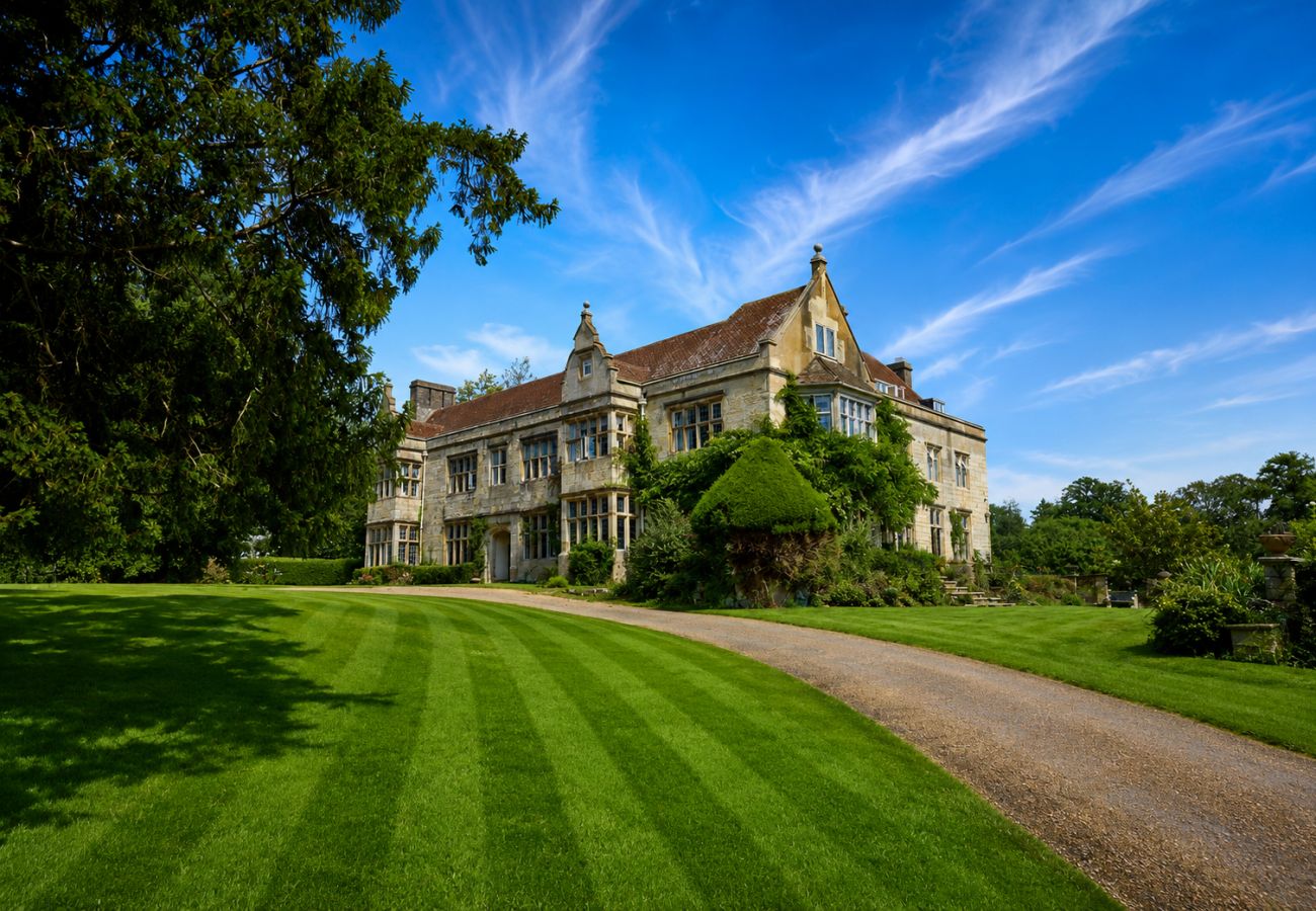 Country house in Etchingham - Haremere Hall - A Jacobean Estate of Grandeur