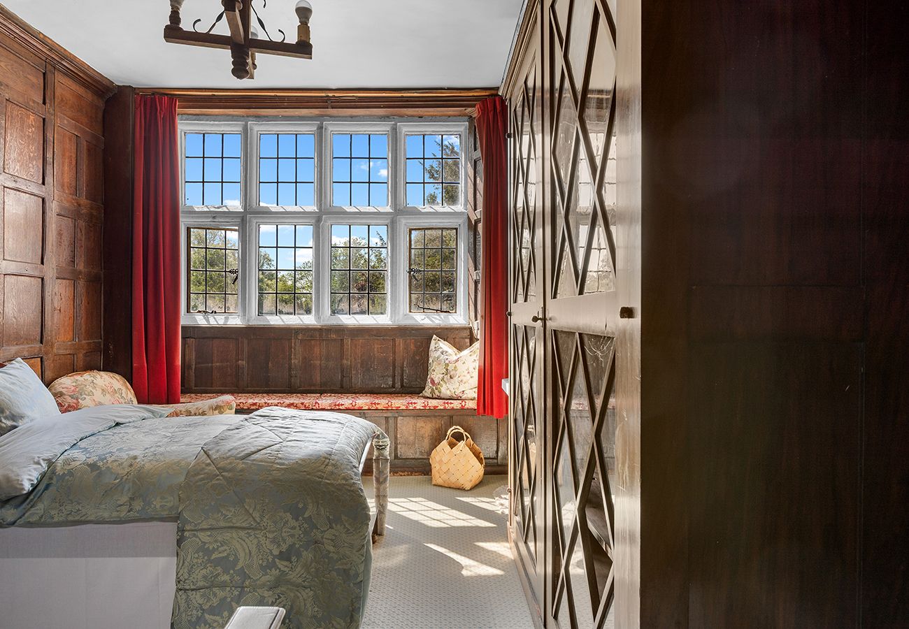 Country house in Etchingham - Haremere Hall - A Jacobean Estate of Grandeur