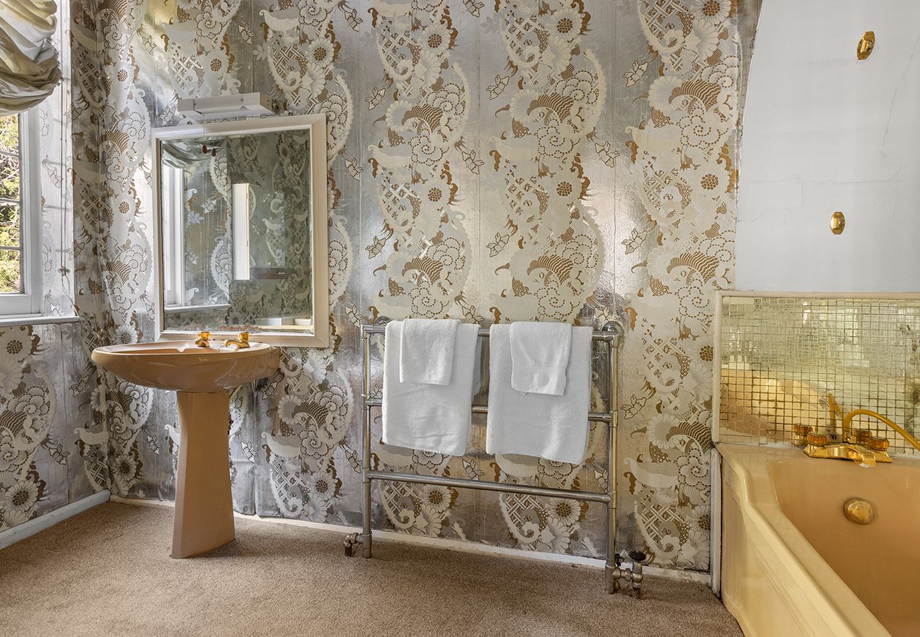 Country house in Etchingham - Haremere Hall - A Jacobean Estate of Grandeur
