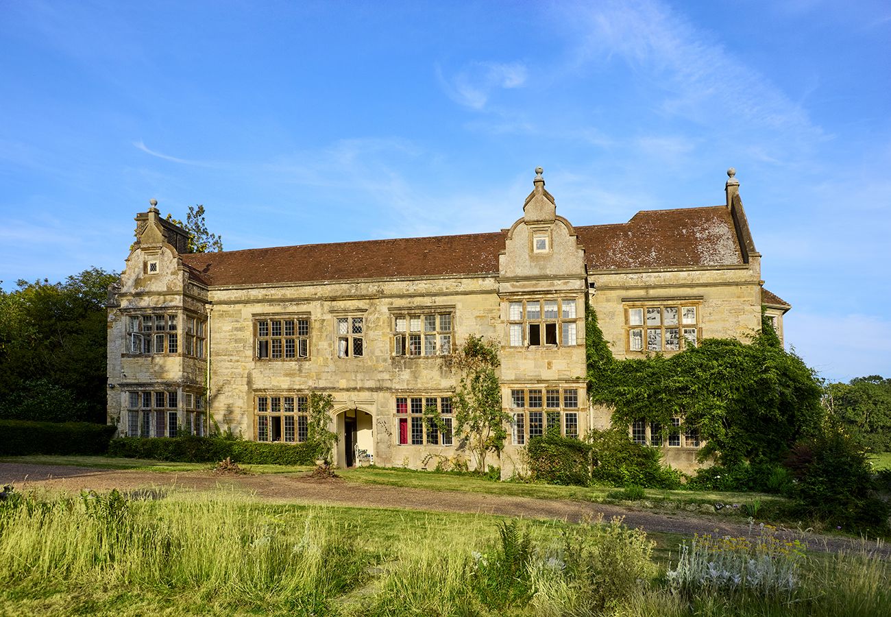 Country house in Etchingham - Haremere Hall - A Jacobean Estate of Grandeur