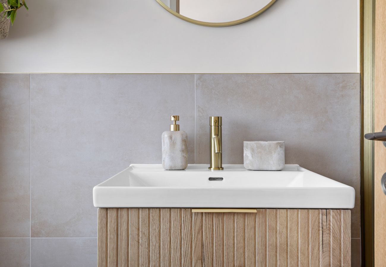 Terraced House in Brixham - The Lookout - Coastal Calm with Panoramic Sea Views