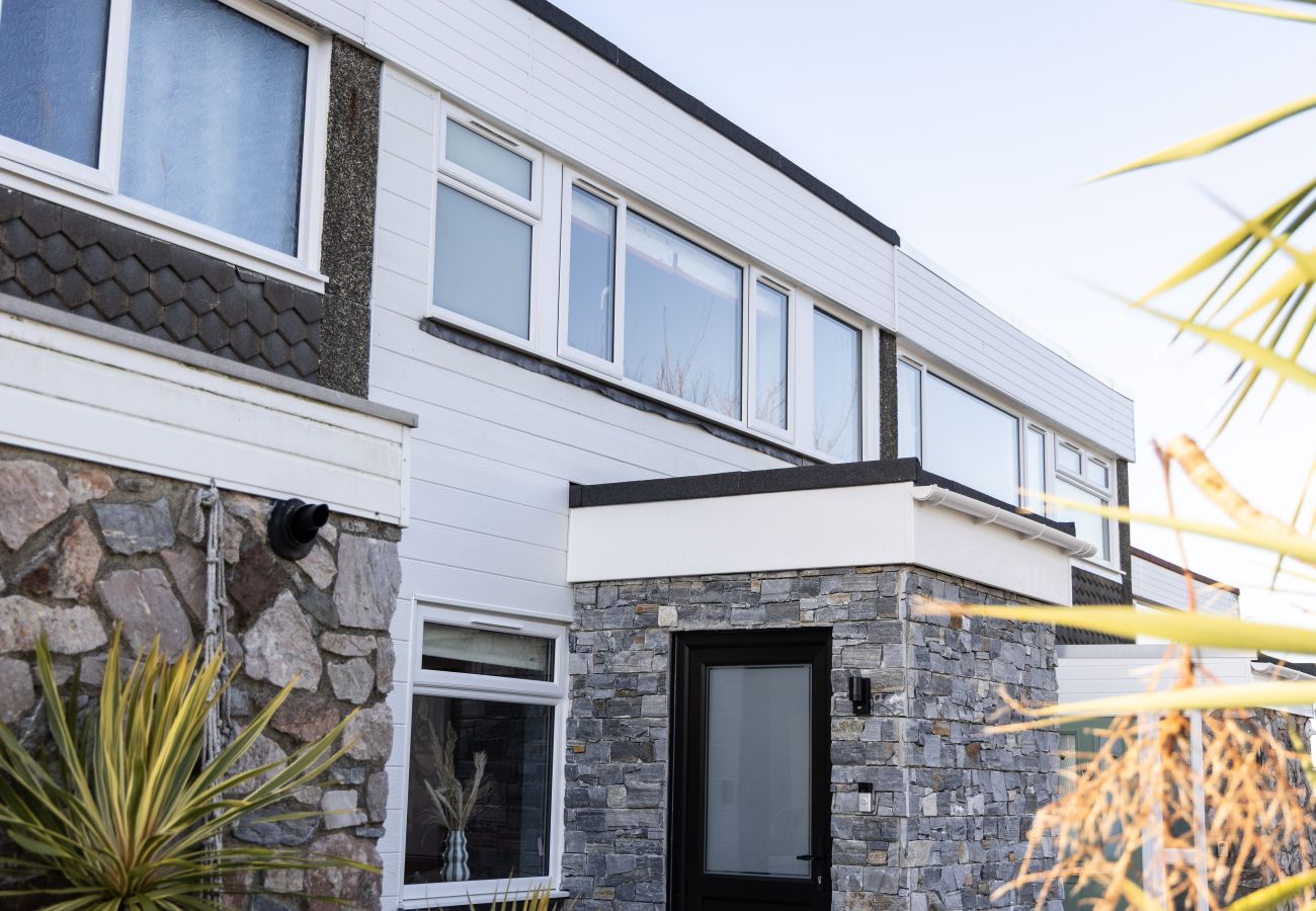 Terraced House in Brixham - The Lookout - Coastal Calm with Panoramic Sea Views