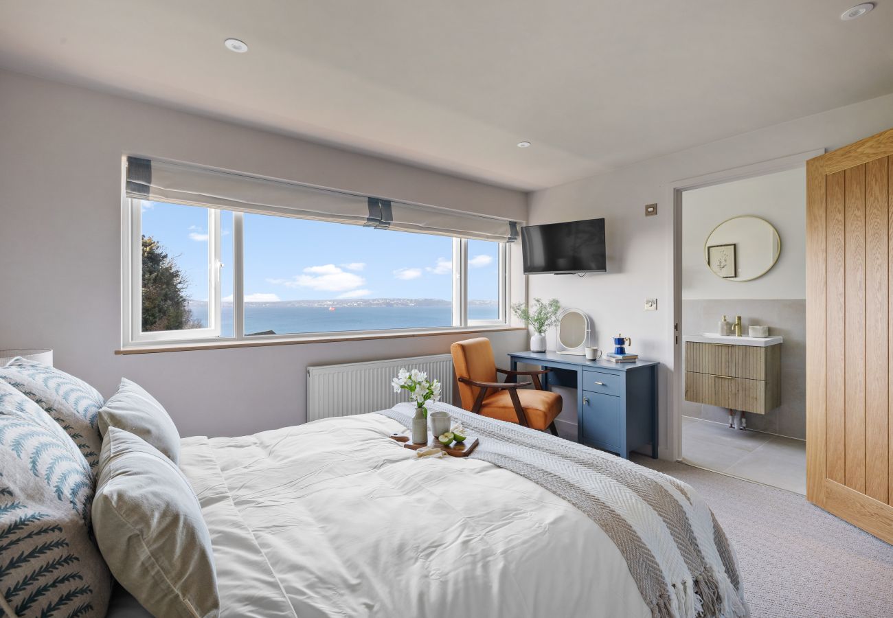 Terraced House in Brixham - The Lookout - Coastal Calm with Panoramic Sea Views