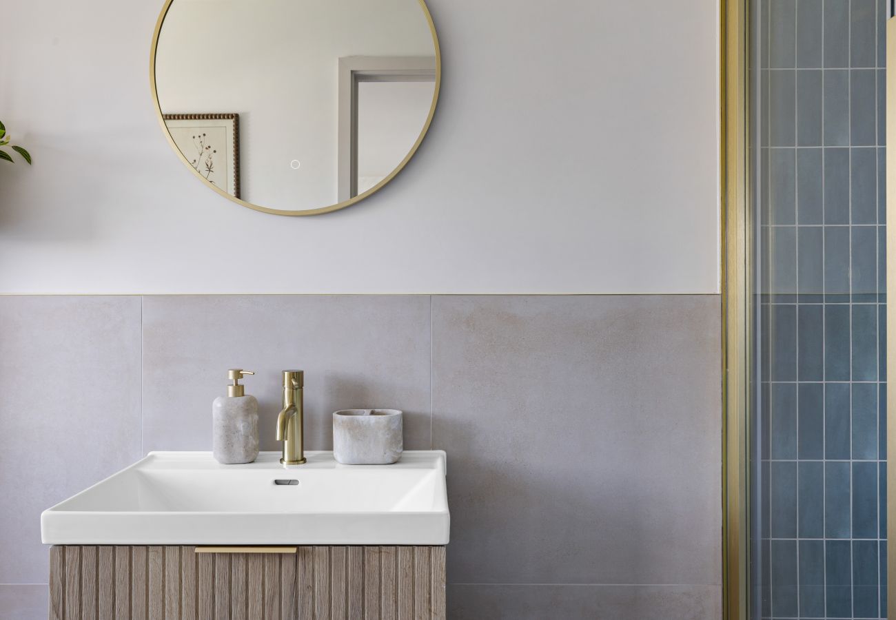 Terraced House in Brixham - The Lookout - Coastal Calm with Panoramic Sea Views