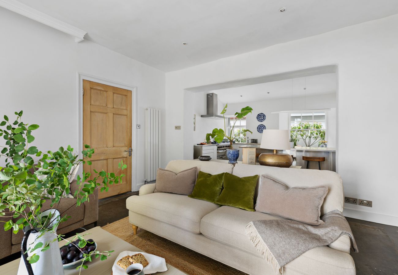House in Torquay - Lantern House - Historic Coastal Retreat with Hot tub, Sea Views & Garden